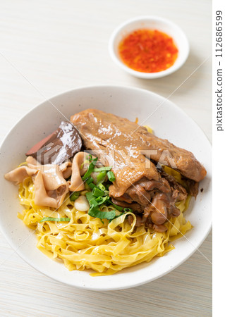 Egg noodles served dry with braised duck 112686599