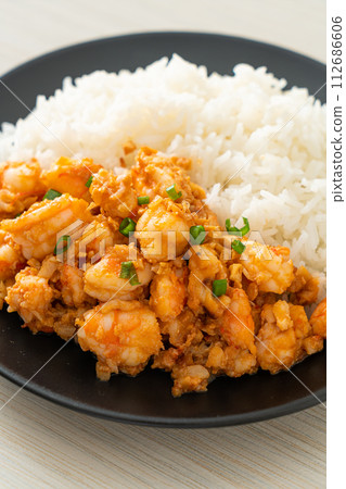stir-fried shrimps with garlic and shrimps paste 112686606