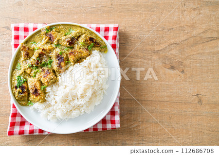 Afghani chicken in green curry or Hariyali tikka chicken hara masala with rice 112686708