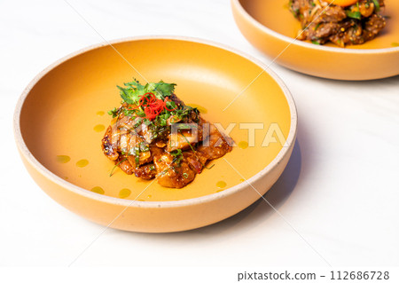 spicy grilled pork larb salad 112686728