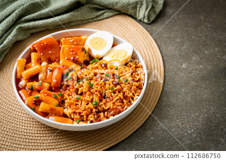 Korean instant noodles with Korean rice cake and fish cake and boiled egg 112686750