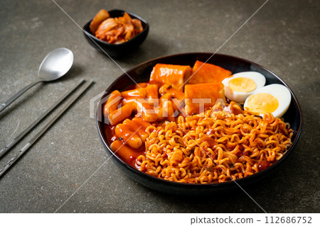 Korean instant noodles with Korean rice cake and fish cake and boiled egg 112686752