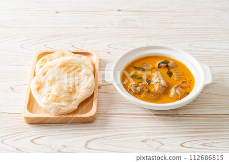 Chicken curry soup with roti 112686815