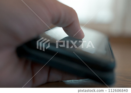 用拇指觸摸您的智慧型手機 112686840