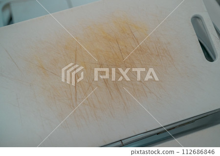 Yellowing of plastic cutting board 112686846