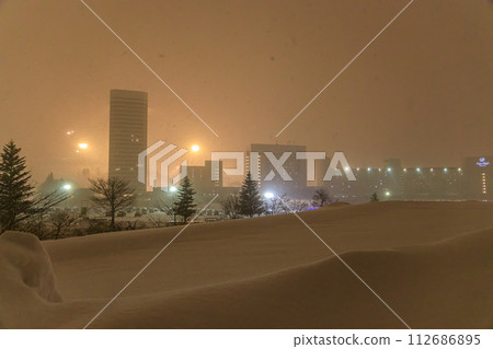 暴風雪期間苗場的夜景 暴風雪期間苗場的夜景 112686895