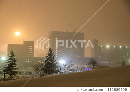 暴風雪期間苗場的夜景 暴風雪期間苗場的夜景 112686896
