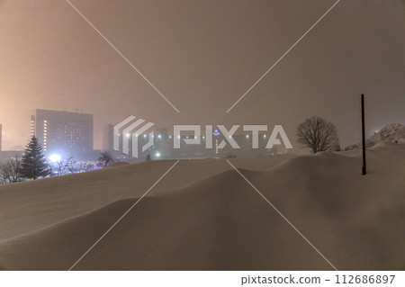 暴風雪期間苗場的夜景 暴風雪期間苗場的夜景 112686897