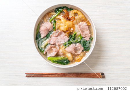 Noodles with Pork in Gravy Sauce Noodles with Pork in Gravy Sauce 112687002