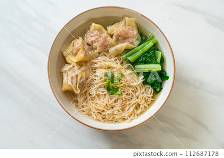 egg noodles with pork wonton soup or pork dumplings soup and vegetable 112687178