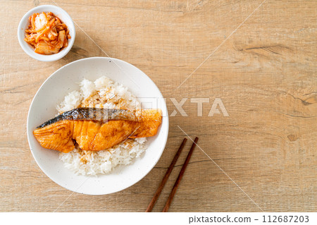 Grilled Salmon with Soy Sauce Rice Bowl 112687203