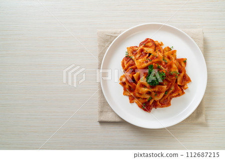 farfalle pasta in tomato sauce with parsley 112687215