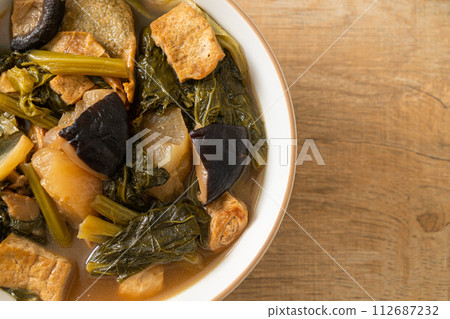 Chinese vegetable stew  with tofu or mixture of vegetables soup 112687232