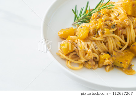 pumpkin spaghetti pasta alfredo sauce 112687267