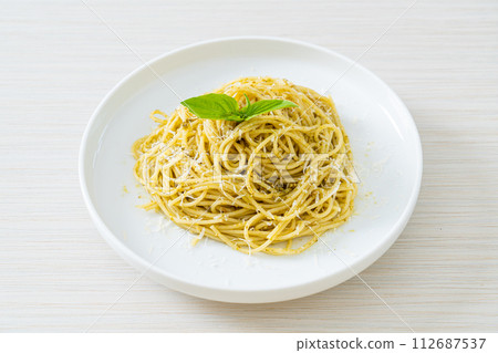 pesto spaghetti pasta - vegetarian food 112687537