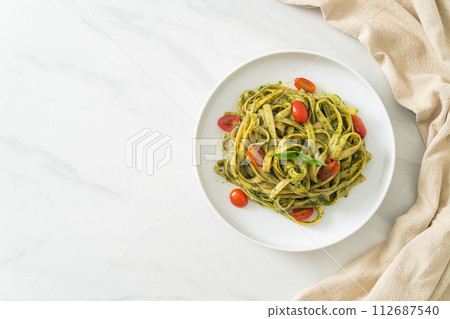 fettuccine spaghetti pasta with pesto sauce and tomatoes 112687540