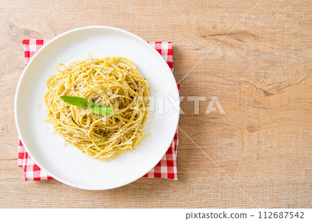 pesto spaghetti pasta - vegetarian food 112687542