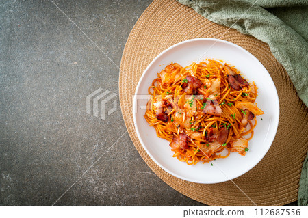 stir-fried spaghetti with kimchi and bacon 112687556
