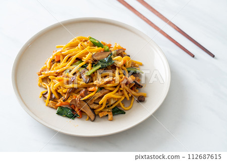 stir-fried yakisoba noodles with vegetable in vegan style 112687615