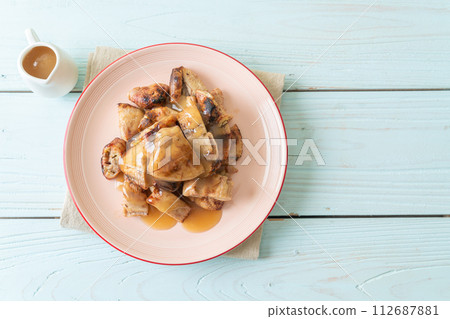 grilled bananas with coconut caramel sauce grilled bananas with coconut caramel sauce 112687881