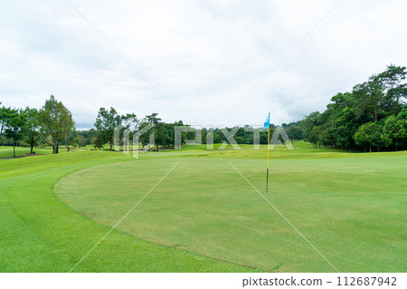 Green with Sand bunkers on Golf course 112687942