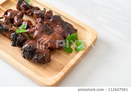 grilled chicken liver with herbs and spices 112687981