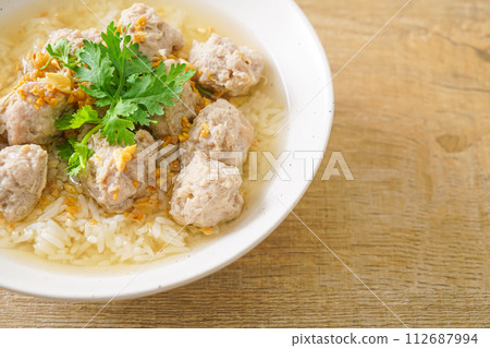Boiled Rice with Pork Bowl 112687994