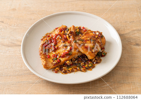 Fried Snapper Belly with Spicy Garlic Soy Sauce 112688064