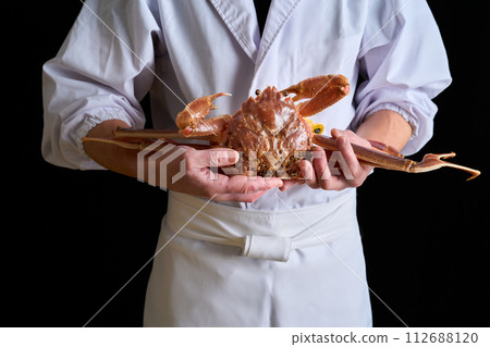 Itamae holding a live Echizen crab 112688120