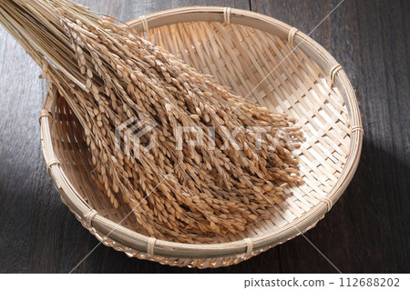 Ears of rice in a colander 112688202