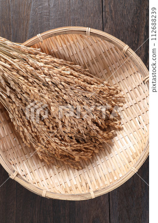 漏勺中的米穗 112688239