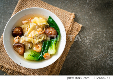 pork dumpling soup with shrimps and vegetable 112688255