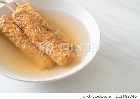 Odeng - Korean fish cake skewer in soup 112688340