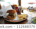 時尚的咖啡館漢堡 112688370
