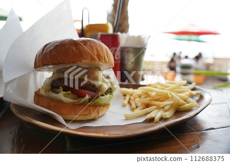 時尚的漢堡包 112688375