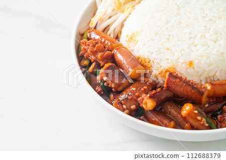 Stir-fried squid or octopus with Korean spicy sauce rice bowl 112688379