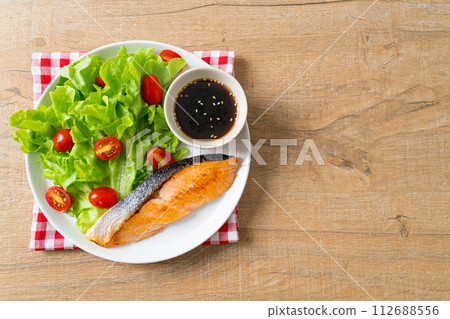 grilled salmon fillet steak with salad 112688556