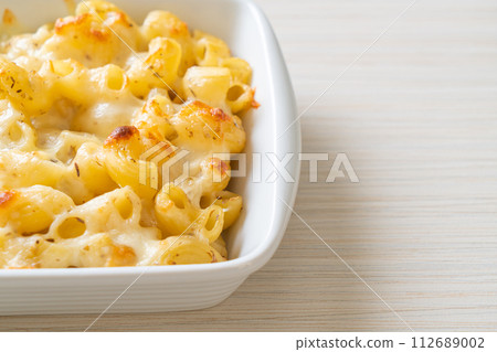 American mac and cheese, macaroni pasta in cheesy sauce 112689002