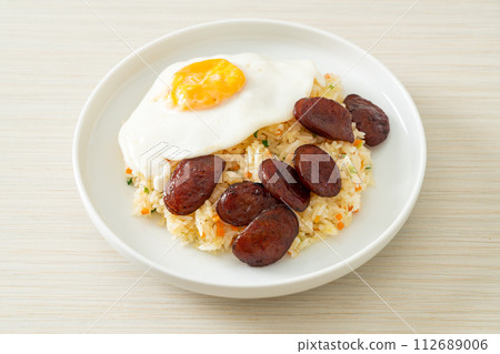 fried rice with fried egg and Chinese sausage 112689006