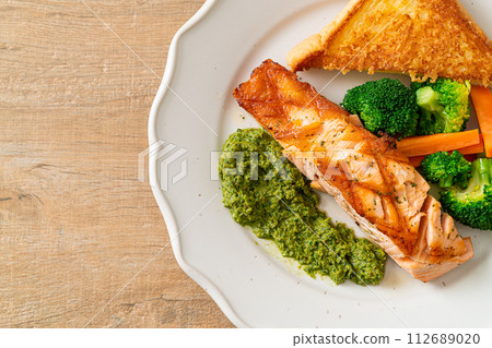 grilled salmon steak with pesto sauce grilled salmon steak with pesto sauce 112689020