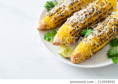 barbecue and grilled corn with cheese and lime 112689092
