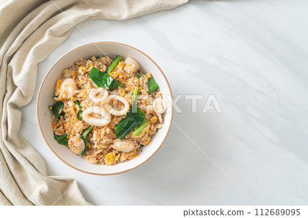 Fried rice with squid or octopus 112689095