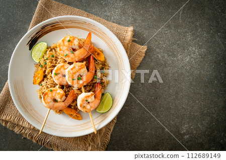 fried rice with shrimps skewers 112689149