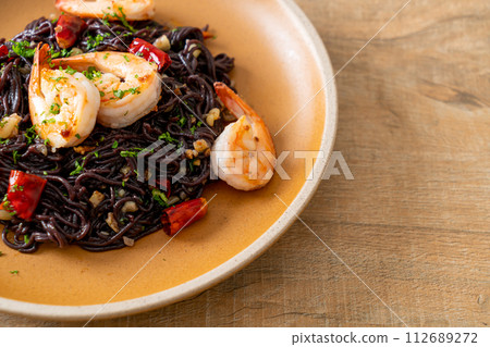 stir-fried black spaghetti with garlic and shrimps 112689272