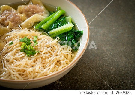 egg noodles with pork wonton soup or pork dumplings soup and vegetable 112689322