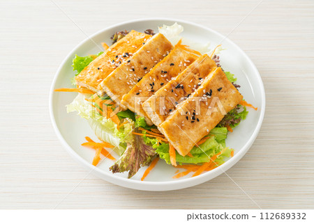 teriyaki tofu salad with sesame 112689332