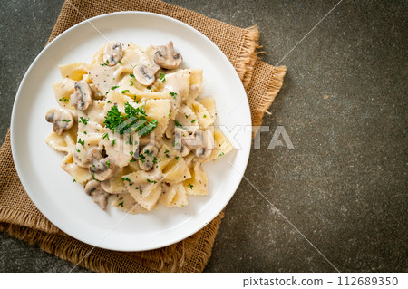 farfalle pasta with mushroom white cream sauce 112689350