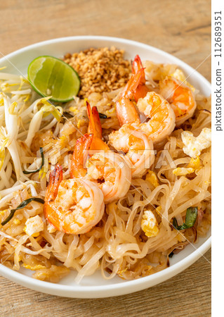 stir-fried noodles with shrimp and sprouts or Pad Thai 112689351