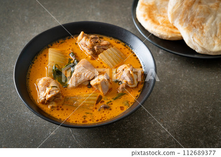 Chicken curry soup with roti 112689377
