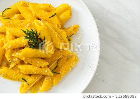 penne pasta with butternut pumpkin creamy sauce 112689382